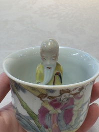 A Chinese Dehua blanc de Chine libation cup, a famille rose cup and two figures, 19th C.