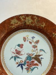 A Chinese famille rose 'faux-bois border' plate, Yongzheng/Qianlong