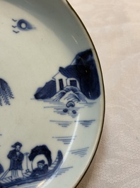 A Chinese blue and white 'Bleu de Hue' plate for the Vietnamese market, chơi ngọc 玩玉 mark, 19th C.