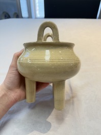 A Chinese Swatow cream-glazed tripod censer with wooden cover, 18/19th C.