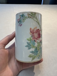 A Chinese qianjiang cai 'rooster' brush pot, signed Hengxing 恆興, Tongzhi mark, 19/20th C.