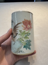 A Chinese qianjiang cai 'rooster' brush pot, signed Hengxing 恆興, Tongzhi mark, 19/20th C.