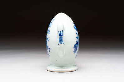 A Chinese wucai covered box, a blue and white ewer, a famille rose covered box and a plate, Wanli, Kangxi and Guangxu mark, 19/20th C.