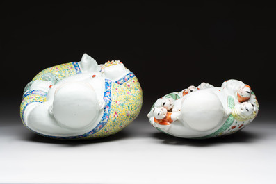 Two Chinese famille rose Milefo Buddhas, Zhu Mao Ji 朱茂記造 mark, 20th C.