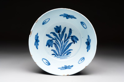 A blue and white Dutch Delft chinoiserie bowl with dragons, 17th C.