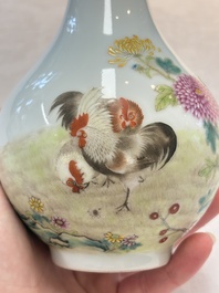 A Chinese famille rose 'rooster' vase, Ju Ren Tang 居仁堂製 mark, 20th C.
