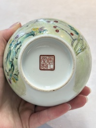 A Chinese famille rose 'rooster' vase, Ju Ren Tang 居仁堂製 mark, 20th C.