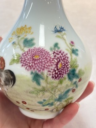 A Chinese famille rose 'rooster' vase, Ju Ren Tang 居仁堂製 mark, 20th C.