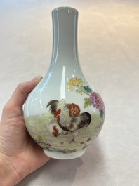 A Chinese famille rose 'rooster' vase, Ju Ren Tang 居仁堂製 mark, 20th C.