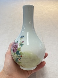 A Chinese famille rose 'rooster' vase, Ju Ren Tang 居仁堂製 mark, 20th C.