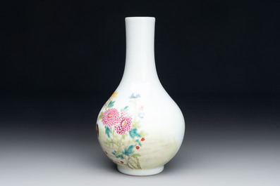 A Chinese famille rose 'rooster' vase, Ju Ren Tang 居仁堂製 mark, 20th C.