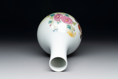 A Chinese famille rose 'rooster' vase, Ju Ren Tang 居仁堂製 mark, 20th C.