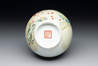 A Chinese famille rose 'rooster' vase, Ju Ren Tang 居仁堂製 mark, 20th C.