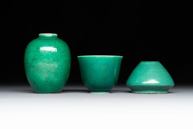 Six Chinese green-glazed wares, with four wooden stands, Chenghua mark, 19/20th C.