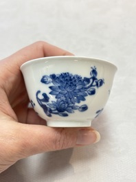 Six Chinese blue and white cups and seven saucers, 18/19th C.