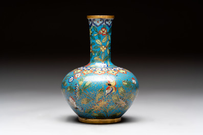 A pair of Chinese cloisonn&eacute; candlesticks and three vases, 19/20th C.