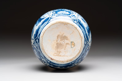 A blue and white Dutch Delft chinoiserie Kangxi-style 'Long Eliza' double gourd vase and a plate, early 18th C.