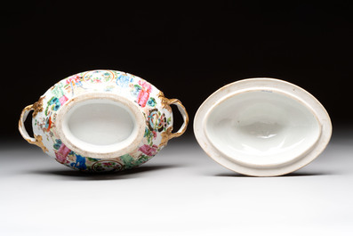A Chinese Canton famille rose 12-piece diner service with figural design, 19th C.