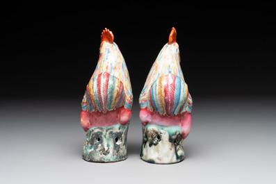 A pair of Chinese famille rose models of roosters, 18/19th C.
