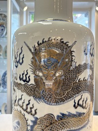 A large Chinese gilt-decorated blue and white 'dragon' rouleau vase, 19th C.