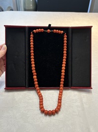 A Chinese red coral necklace, 19th C.
