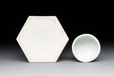 A Chinese famille verte hexagonal tea caddy and cover, 19th C.