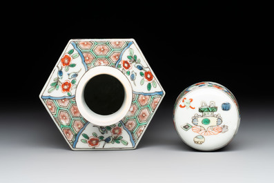 A Chinese famille verte hexagonal tea caddy and cover, 19th C.