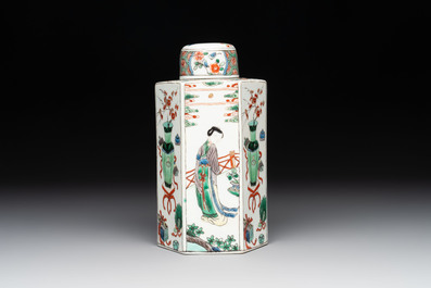 A Chinese famille verte hexagonal tea caddy and cover, 19th C.