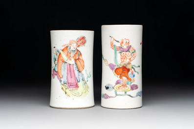 A Chinese qianjiang cai tray, two famille rose brush pots and a yellow-ground covered bowl, Tongzhi and Guangxu mark, 19/20th C.