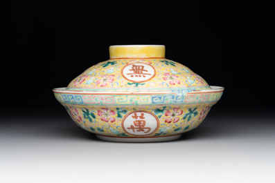 A Chinese qianjiang cai tray, two famille rose brush pots and a yellow-ground covered bowl, Tongzhi and Guangxu mark, 19/20th C.