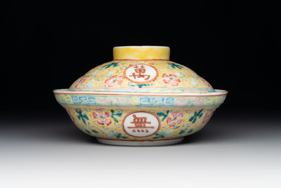 A Chinese qianjiang cai tray, two famille rose brush pots and a yellow-ground covered bowl, Tongzhi and Guangxu mark, 19/20th C.