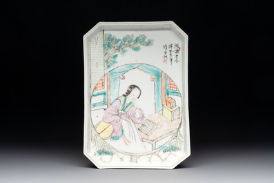 A Chinese qianjiang cai tray, two famille rose brush pots and a yellow-ground covered bowl, Tongzhi and Guangxu mark, 19/20th C.