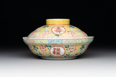A Chinese qianjiang cai tray, two famille rose brush pots and a yellow-ground covered bowl, Tongzhi and Guangxu mark, 19/20th C.