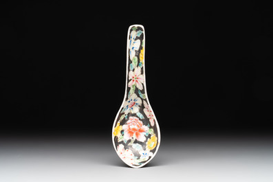 A Chinese famille rose 'millefleurs' water container, a covered bowl, a spoon and a famille noire vase mounted as lamp, Qianlong mark, 19/20th C.