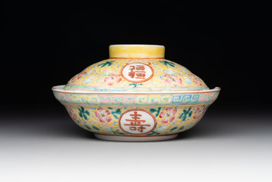 A Chinese qianjiang cai tray, two famille rose brush pots and a yellow-ground covered bowl, Tongzhi and Guangxu mark, 19/20th C.