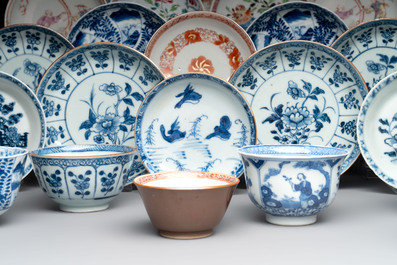 A collection of 14 Chinese blue, white and famille rose cups and 22 saucers, 18/19th C.