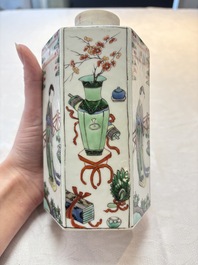 A Chinese famille verte hexagonal tea caddy and cover, 19th C.