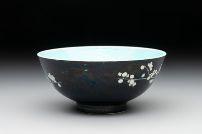 A Chinese famille noire 'plum blossoms' bowl, Jiangxi Ciye Gongsi 江西瓷業公司 mark, 20th C.