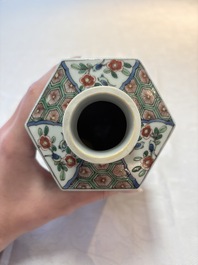 A Chinese famille verte hexagonal tea caddy and cover, 19th C.