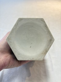 A Chinese famille verte hexagonal tea caddy and cover, 19th C.