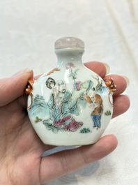 A Chinese famille rose snuff bottle with figural design, 19th C.