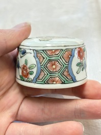 A Chinese famille verte hexagonal tea caddy and cover, 19th C.