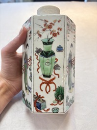 A Chinese famille verte hexagonal tea caddy and cover, 19th C.