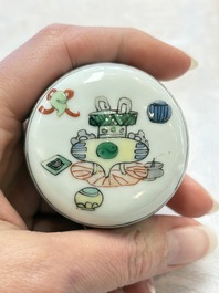 A Chinese famille verte hexagonal tea caddy and cover, 19th C.