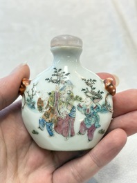 A Chinese famille rose snuff bottle with figural design, 19th C.
