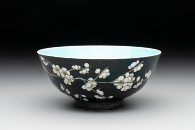A Chinese famille noire 'plum blossoms' bowl, Jiangxi Ciye Gongsi 江西瓷業公司 mark, 20th C.