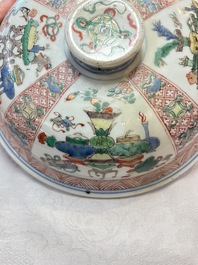 A Chinese famille verte 'antiquities' bowl and cover, Kangxi