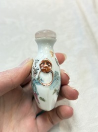 A Chinese famille rose snuff bottle with figural design, 19th C.