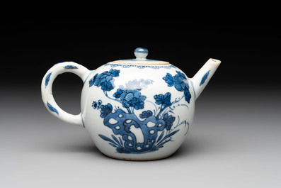 A Chinese blue and white teapot and cover with floral design, Kangxi