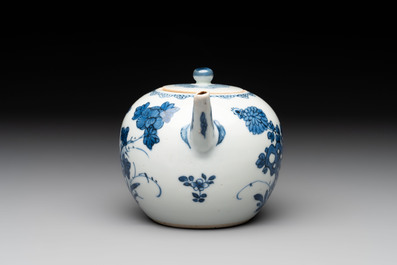 A Chinese blue and white teapot and cover with floral design, Kangxi